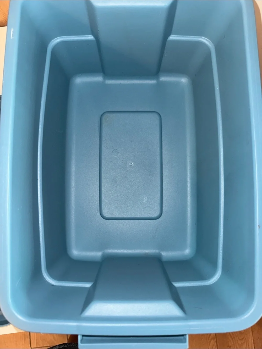 Rubbermaid Roughneck Heavy-Duty Plastic Storage Tote Blue 3 Gallon